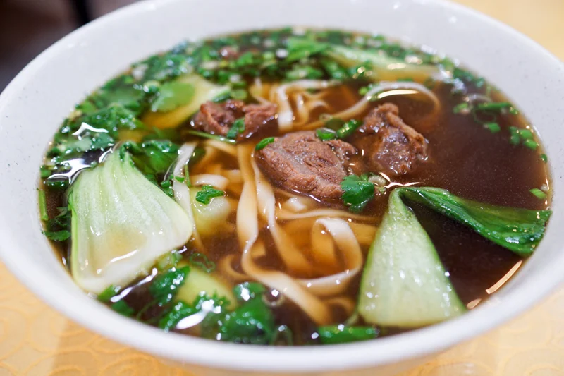rolling noodles with beef & beef bone soup 大块牛肉手擀面